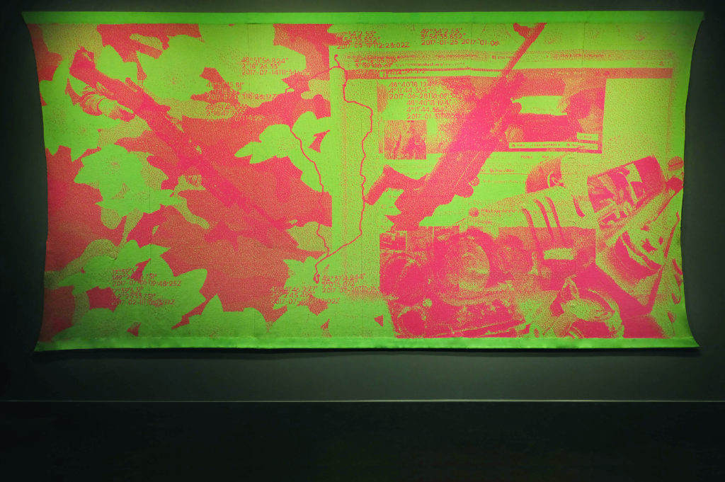 Un Gramme Chevaleresque, 2017. Tricotage manuel sur machine à tricoter à commande numérique, fils acryliques et argents, 195 x 360 cm.